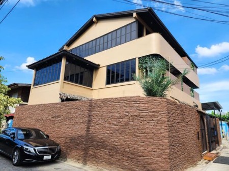 บ้าน ขาย พูลวิลล่าสไตล์รีสอร์ทใกล้อ่อนนุช พร้อมบาร์วิวเมือง180องศา บ้านพูลวิลล่าศรีนครินทร์ ใกล้รถไฟฟ้าสายสีเหลือง พูลวิลล่าสุดหรู3ชั้น